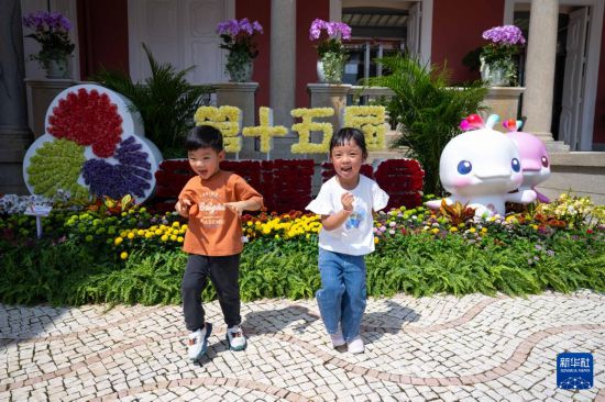 10月18日，小朋友在澳门特区政府总部参观。新华社发（张金加摄）