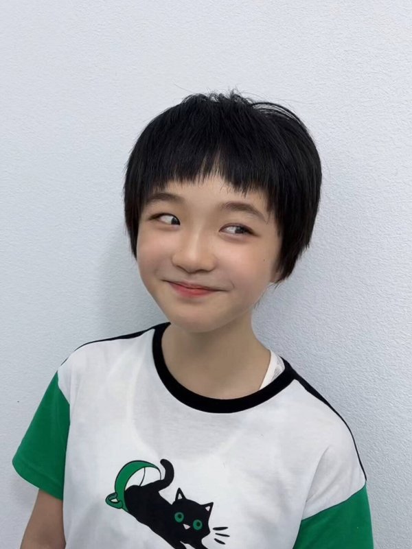 在线股票配资开户 “剥皮蓝莓”妈妈又作妖！给女儿剪防早恋发型，网友：认知低没救了